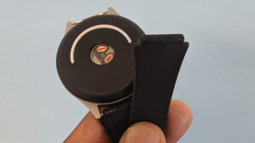 I tried using Doppel's vibrating wristband to keep calm and stay focused