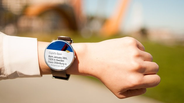 8 tips for holidaying like it's 2099 with wearable tech