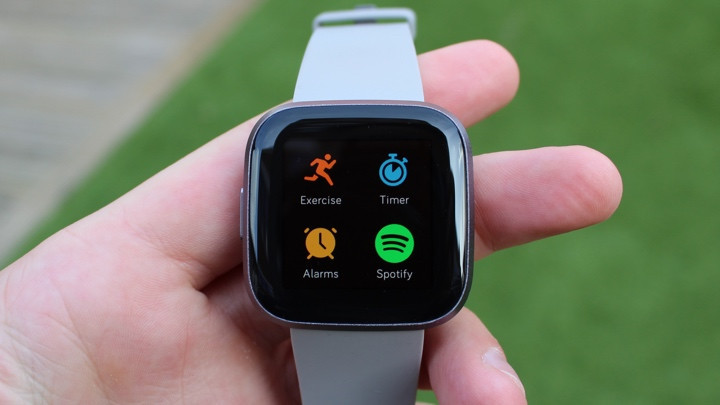 ​Fitbit Charge 4 vs Versa 2: Make the right choice