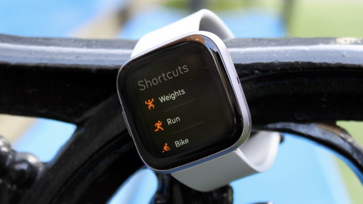 ​Fitbit Charge 4 vs Versa 2: Make the right choice