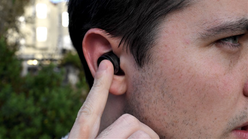 Apple AirPods v Doppler Here One