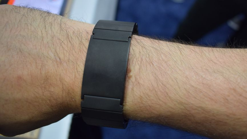 Sgnl, the band that turns your finger into a phone, will ship in March