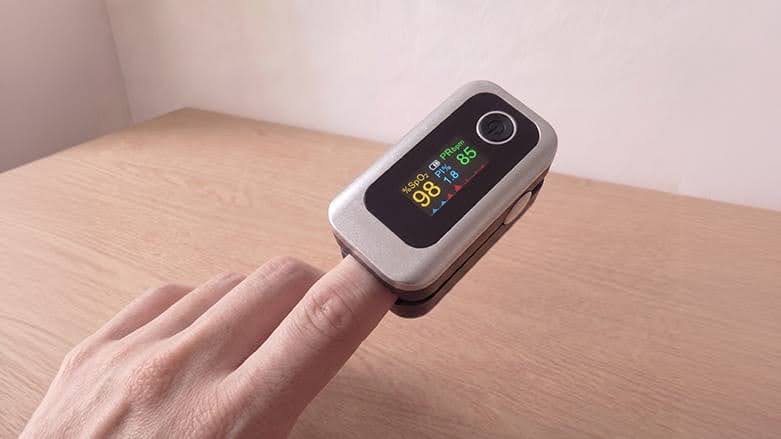 Oxiline Pulse XS Pro on finger