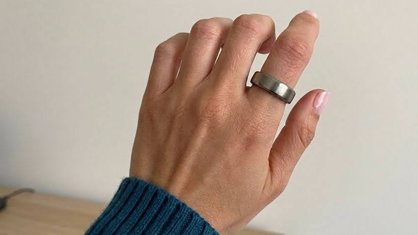 Oura Ring 5 on a hand