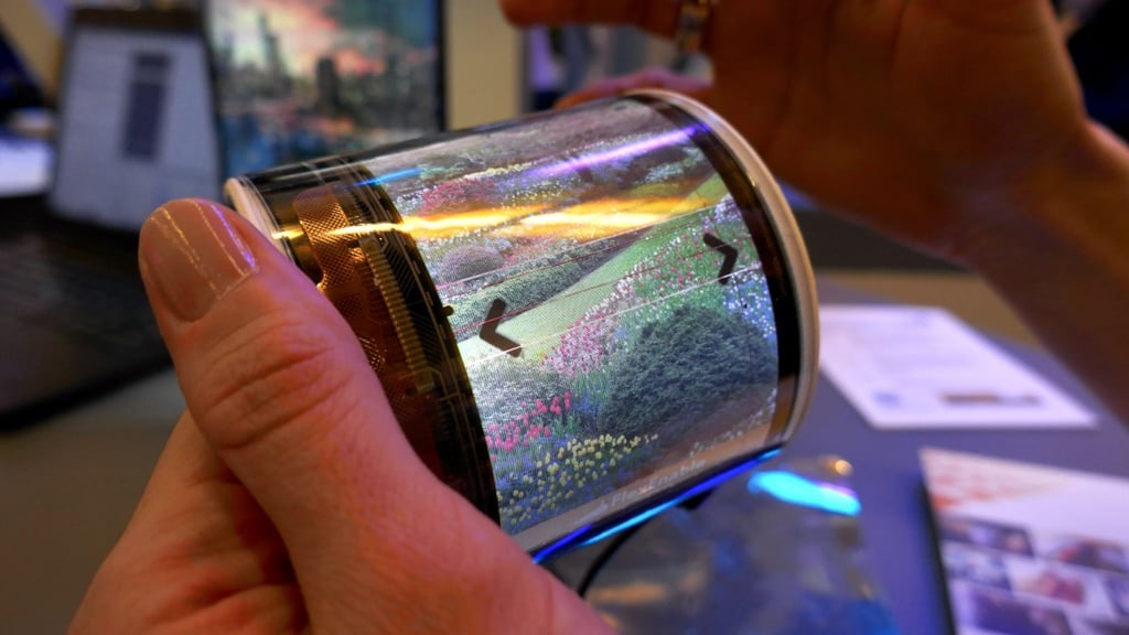 FlexEnable's wristable is a chunky, funky screen that wraps around your arm