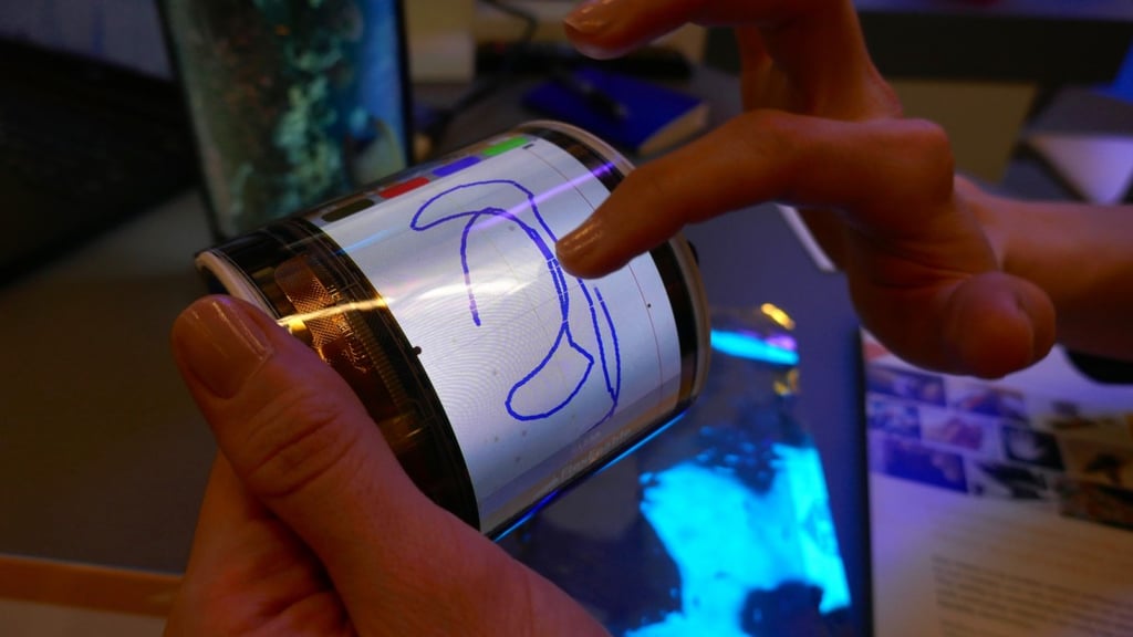 FlexEnable's wristable is a chunky, funky screen that wraps around your arm