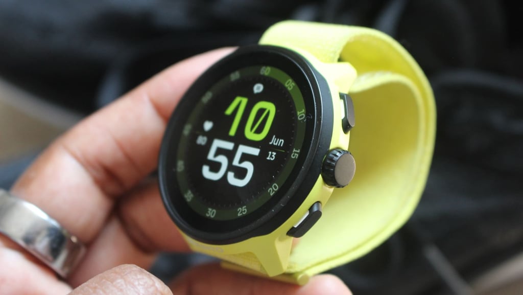 Suunto Run in hand