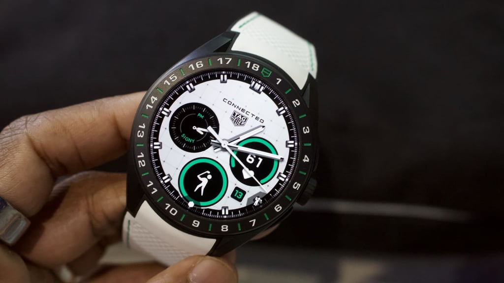 person holding the Tag Heuer Connected Calibre E5 golf edition