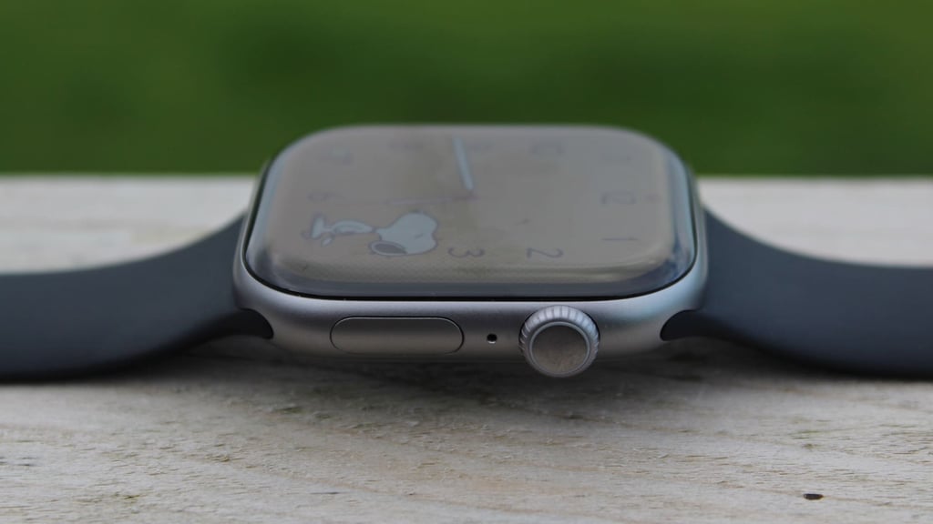 apple-watch-series-11-snoopy-side-on