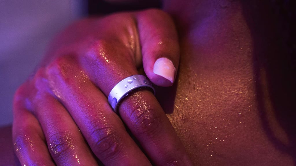 reebok-smart-ring-woman-hand