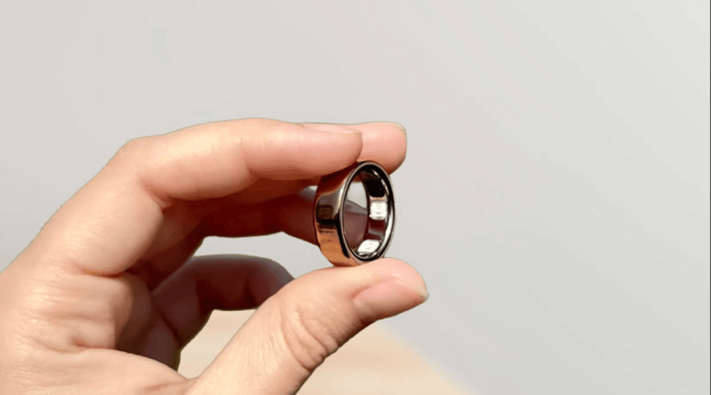 Oura Ring 5 design in hand