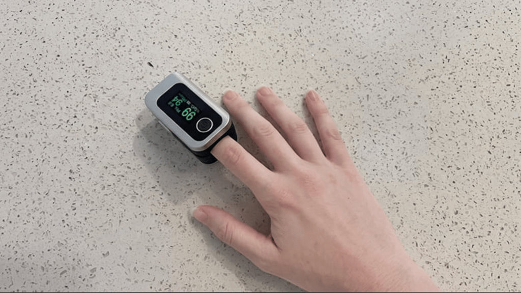 Oxiline Pulse XS Pro on a finger