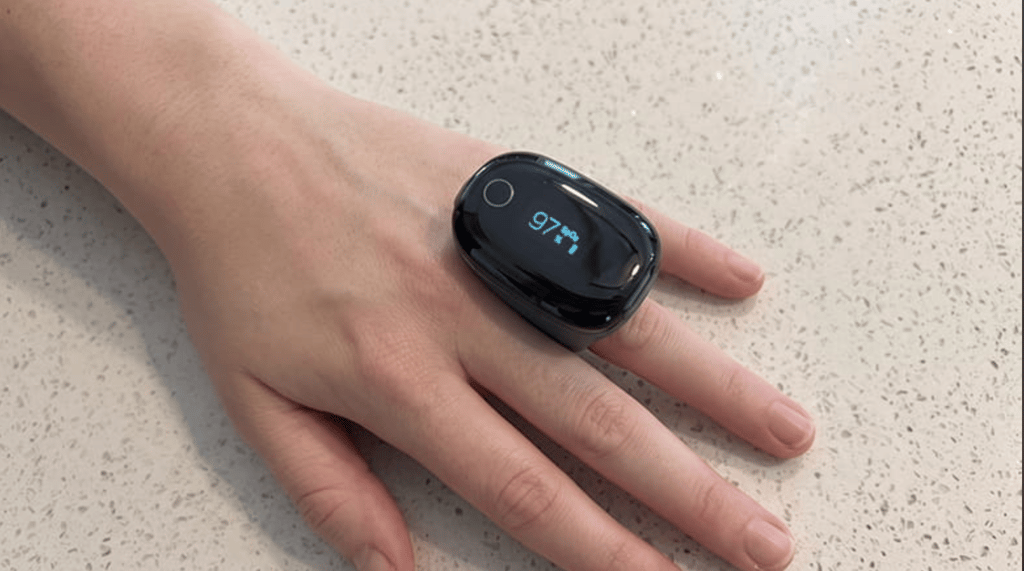 Wellue O2Ring S Oxygen Monitor on a finger