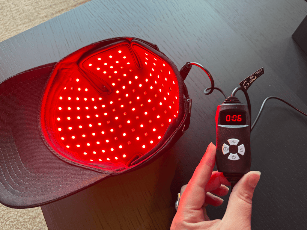 Megelin GrowLux Lser+LED Cap turned on