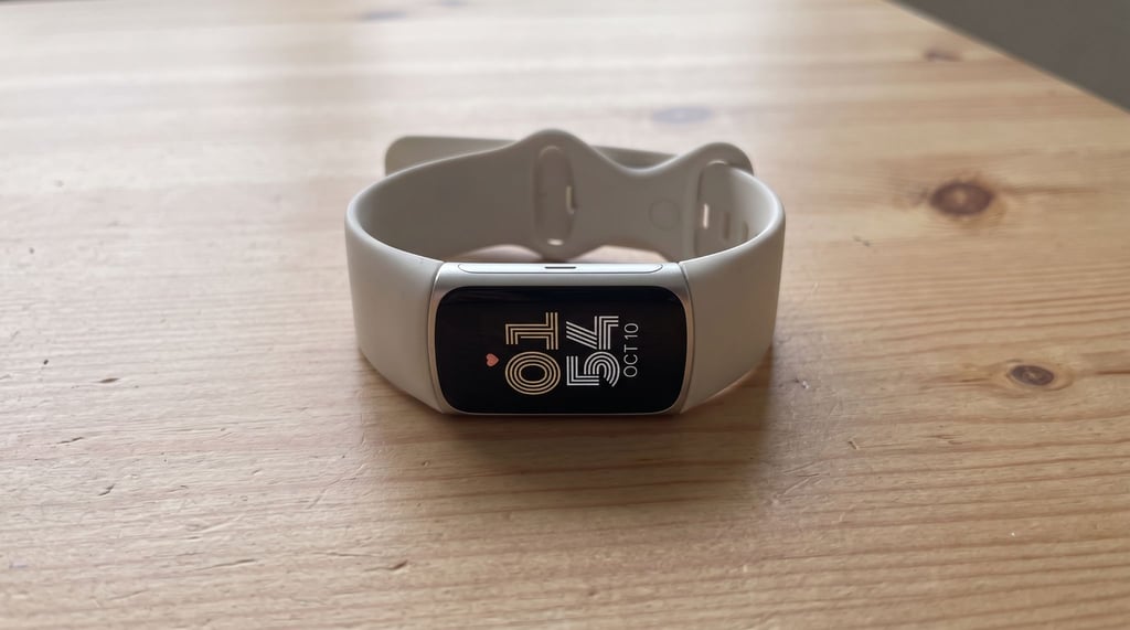 Fitbit Charge 6 in porcelain Silver Aluminum