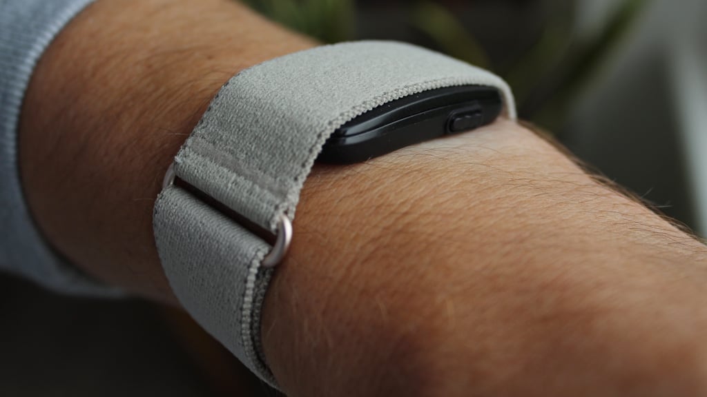 garmin cirqa smart band side button