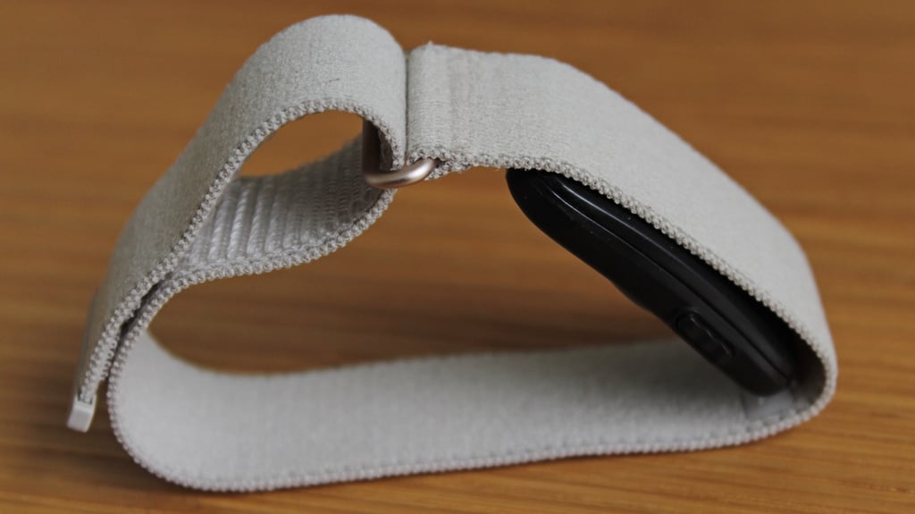 garmin cirqa smart band side view