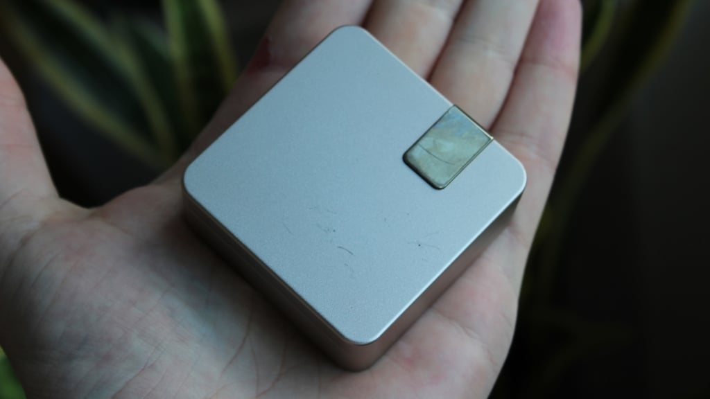 ultrahuman ring pro case in palm