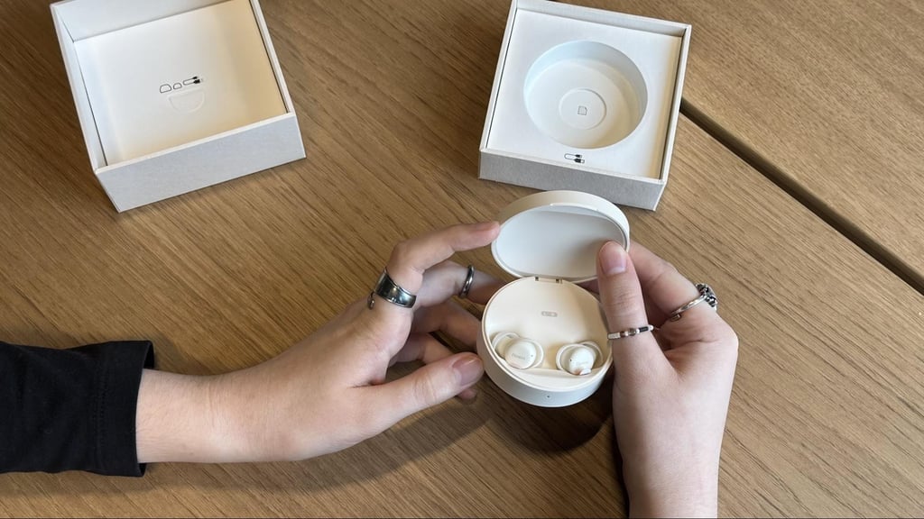 Fitnexa SomniPods 3 on table in hand