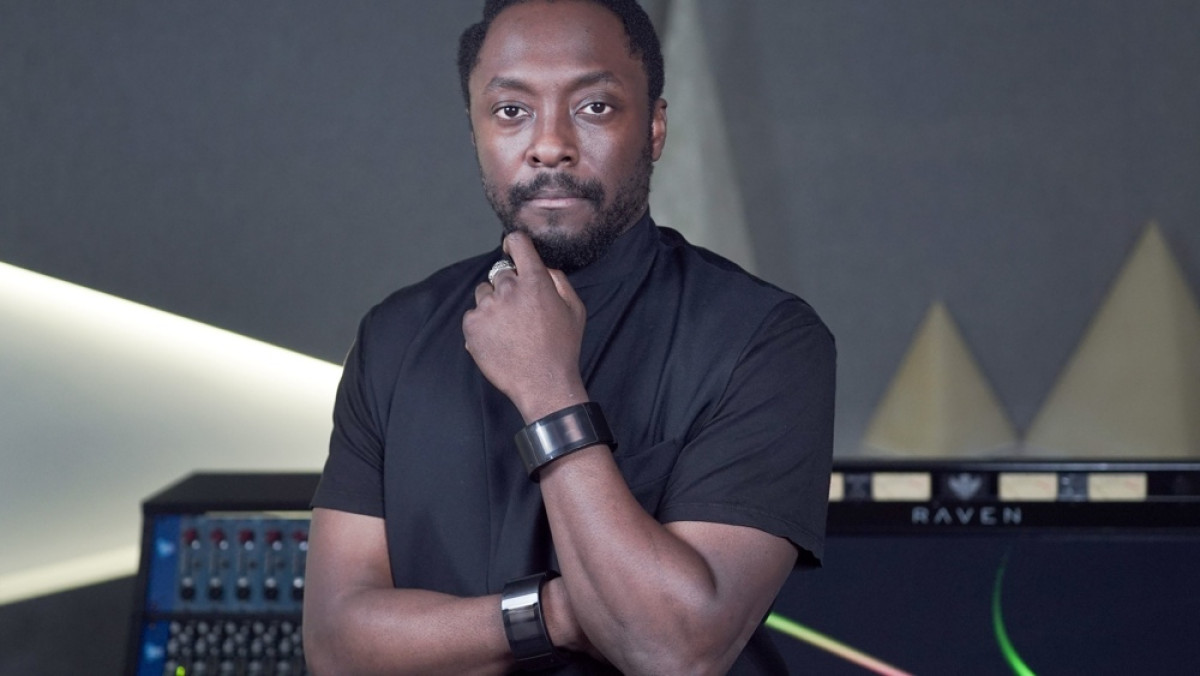 Will.i.am unveils Puls band that calls, texts and counts your reps