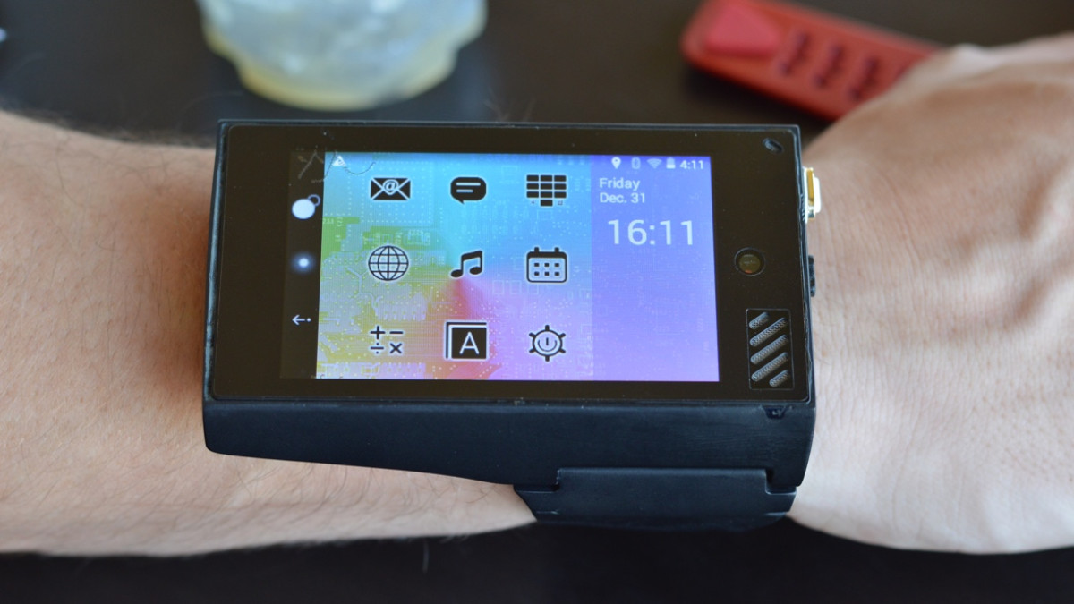 Rufus Cuff: First impressions of the phone-sized wearable