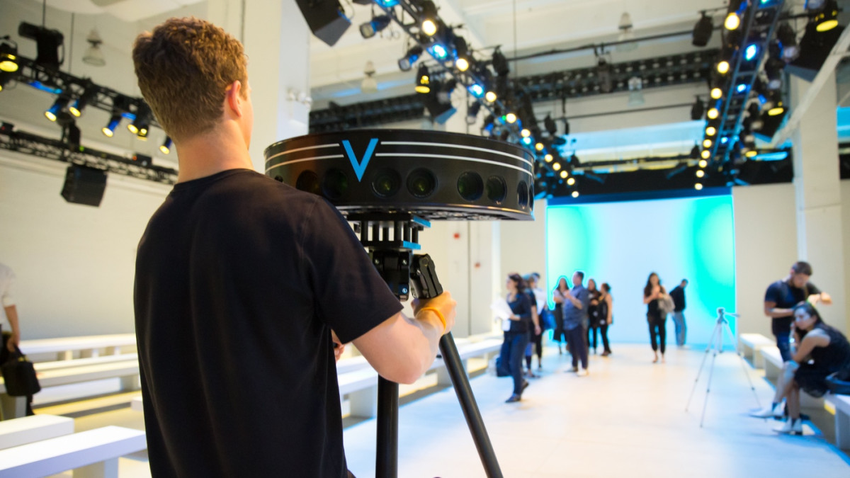 Wearable tech at NYFW 2016: VR runways, Fila shoes and intelligent handbags