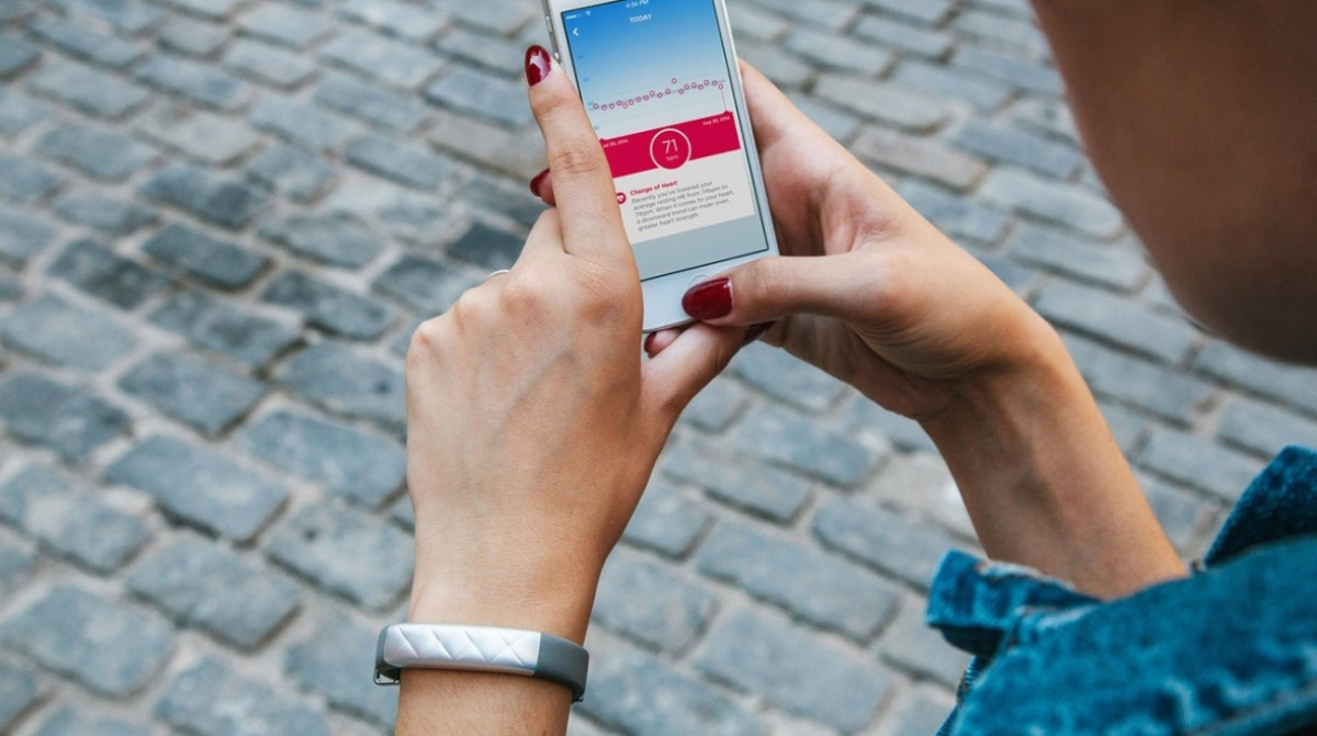 Your fitness tracker could stop you losing weight – new study reports