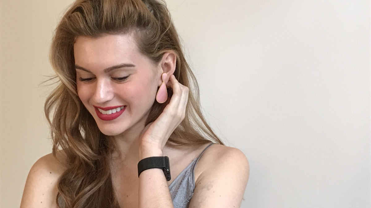 Peripherii's smart earrings give you wire-free, hands-free access to Siri & Google
