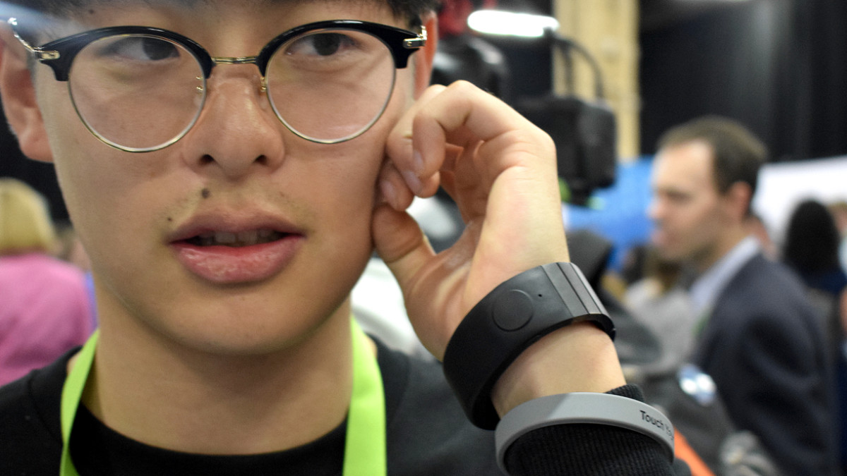 Sgnl, the band that turns your finger into a phone, will ship in March