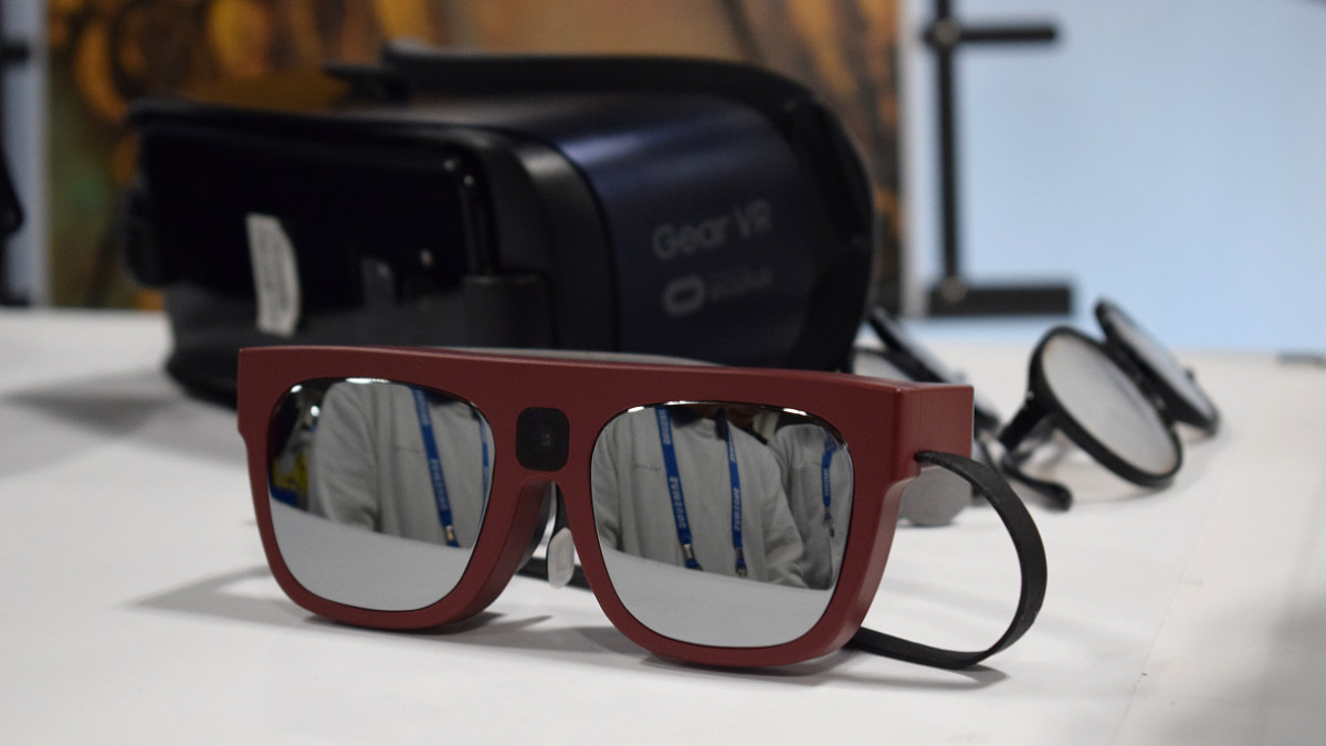 Samsung blinded me at CES, then the Relúmĭno glasses helped me see