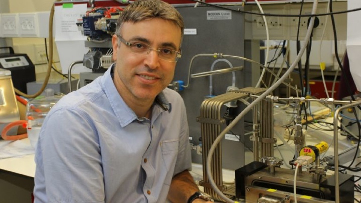 Researchers create self-healing health wearable powered by body heat