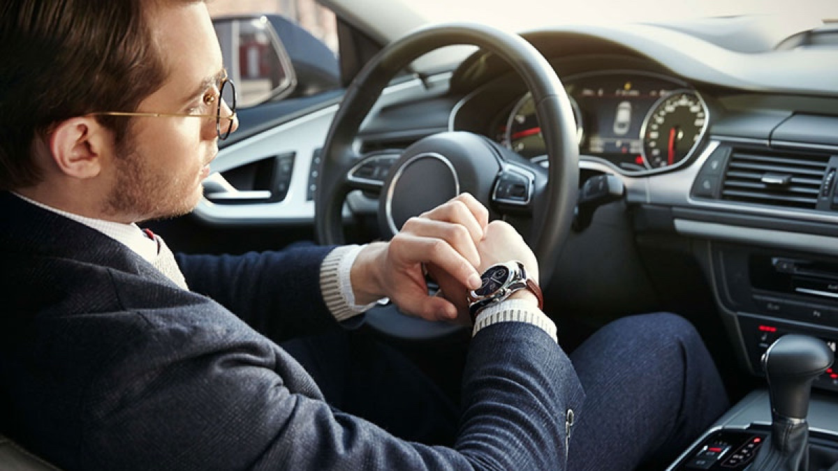 We're not surprised smartwatches distract drivers more than smartphones