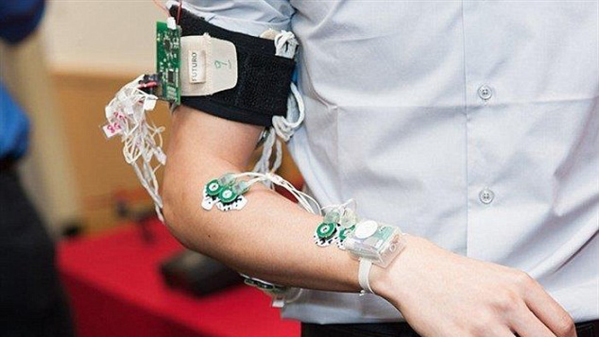 Muscle monitoring armband turns sign language into text