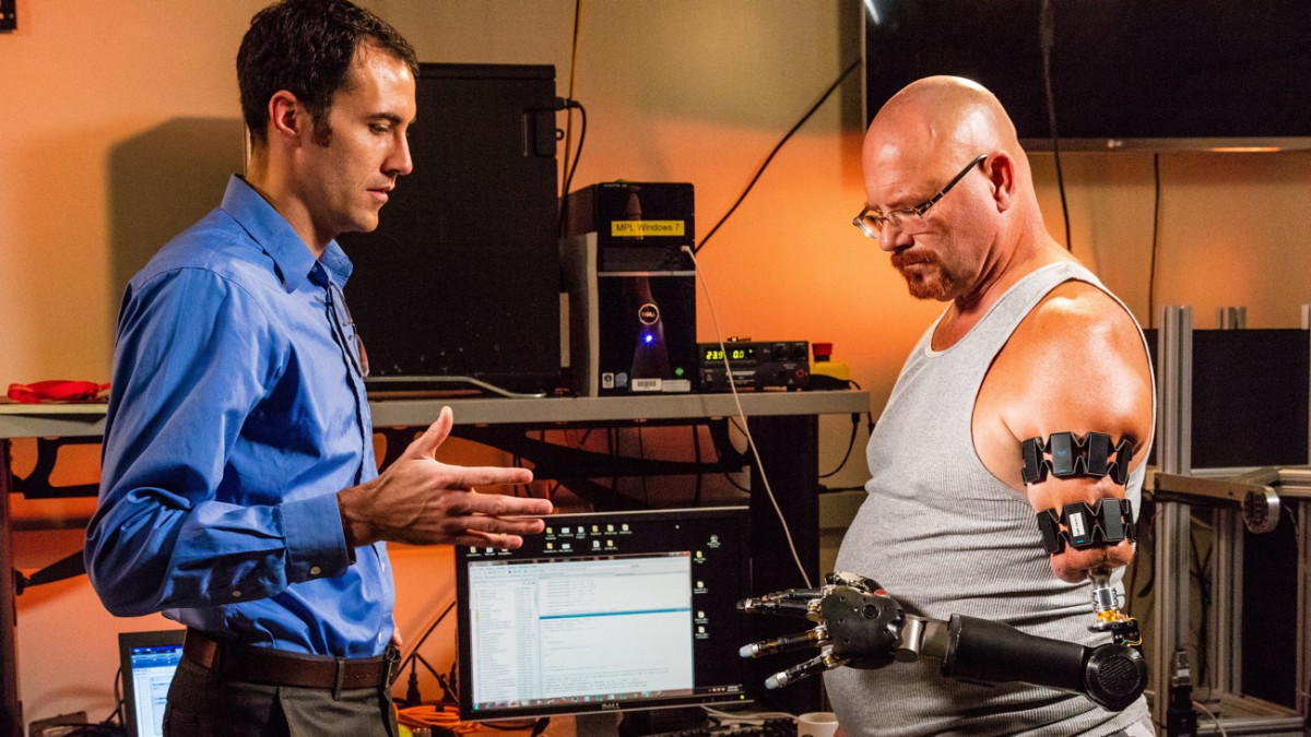 This man's prosthetic arm is gesture controlled with a Myo armband