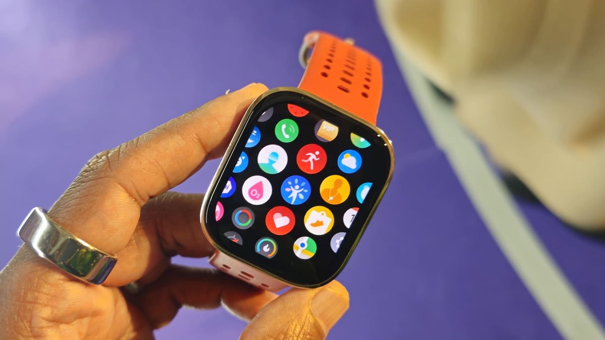 amazfit-bip-6 in hand