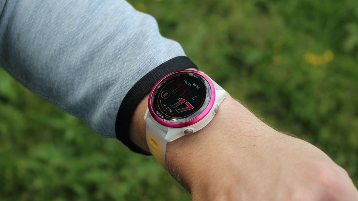 garmin-forerunner-570-side-angle-watch-face