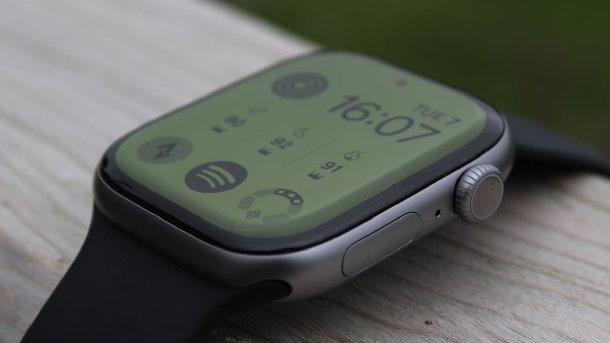apple-watch-series-11-close-up-bokeh