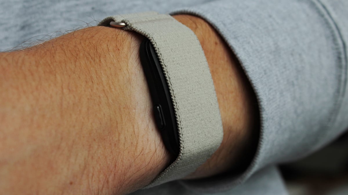 garmin cirqa smart band front view on wrist