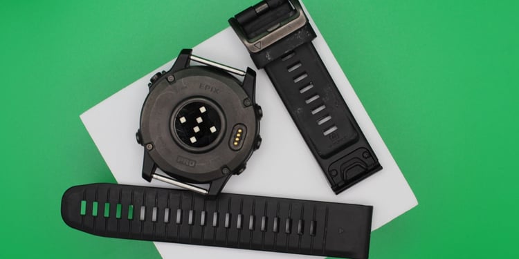 Garmin watch calibration checklist infographic with sensor cleaning and band fit