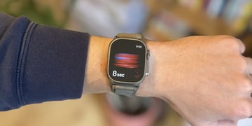 Apple Watch Ultra 2 taking a blood oxygen reading