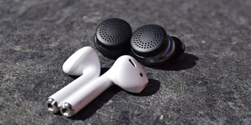 Apple AirPods v Doppler Here One