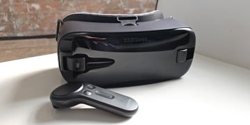 Samsung drops new Gear VR finish and Samsung VR service