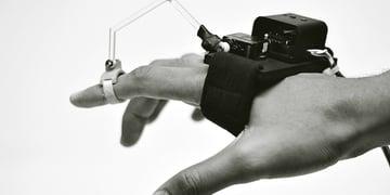 This robotic wearable teaches you how to draw with haptics