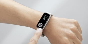 Asus VivoWatch 5 Aero arrives with curious heart rate sensor built into the face