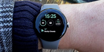 Google Pixel Watch will now show you the time even when the battery is dead