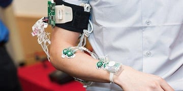 Muscle monitoring armband turns sign language into text