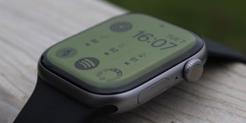 apple-watch-series-11-close-up-bokeh