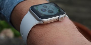 apple-watch-se-3-on-wrist-side-on
