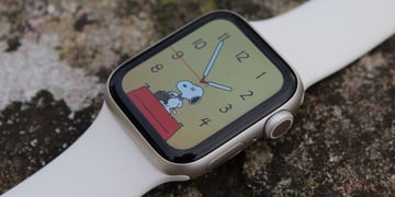 apple-watch-se-3-snoopy-watch-face-off-wrist