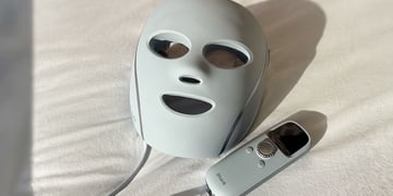 shark cryoglow led face mask review featured image